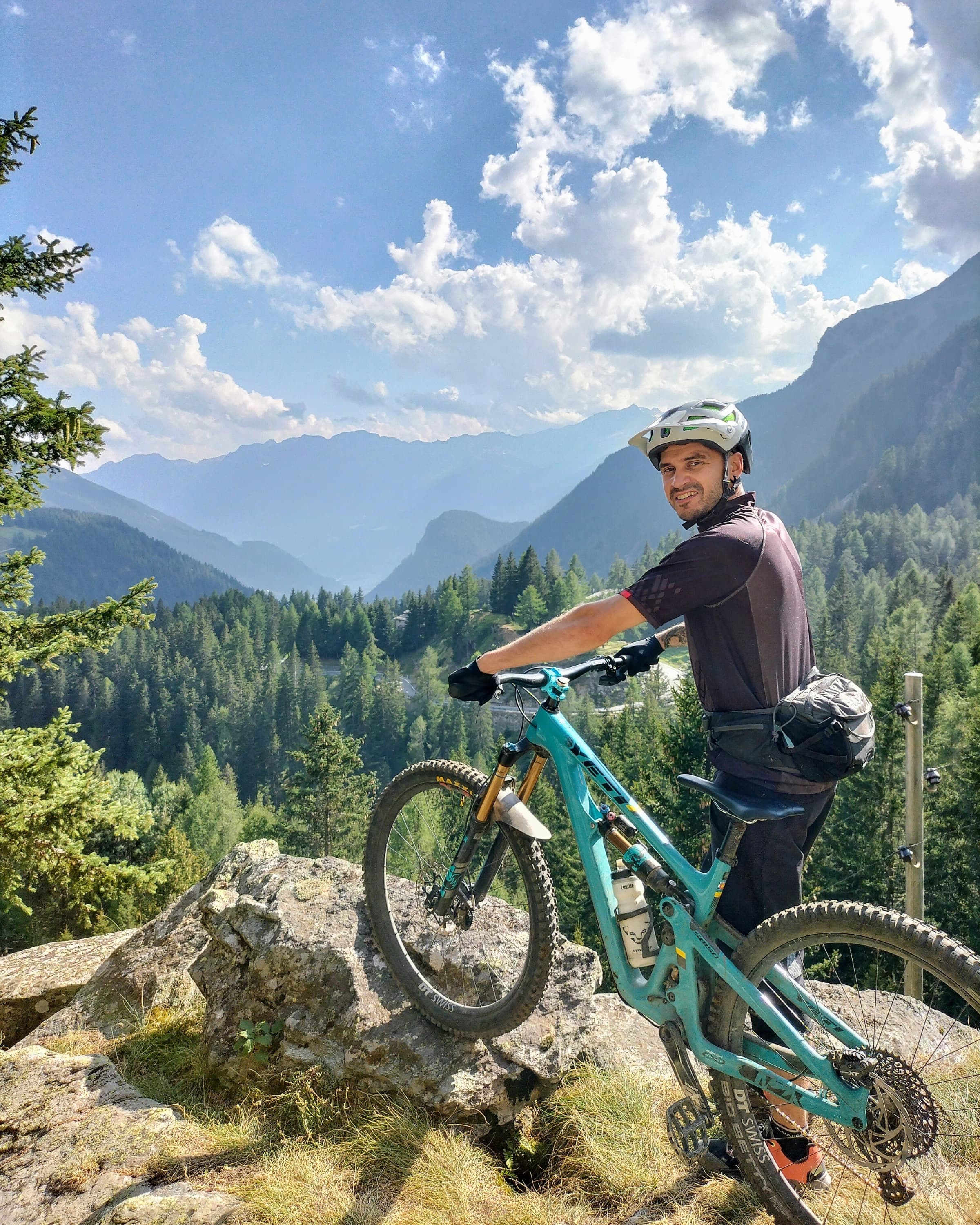 Davide di Poschiavo Bike con la sua mountain bike in Valposchiavo