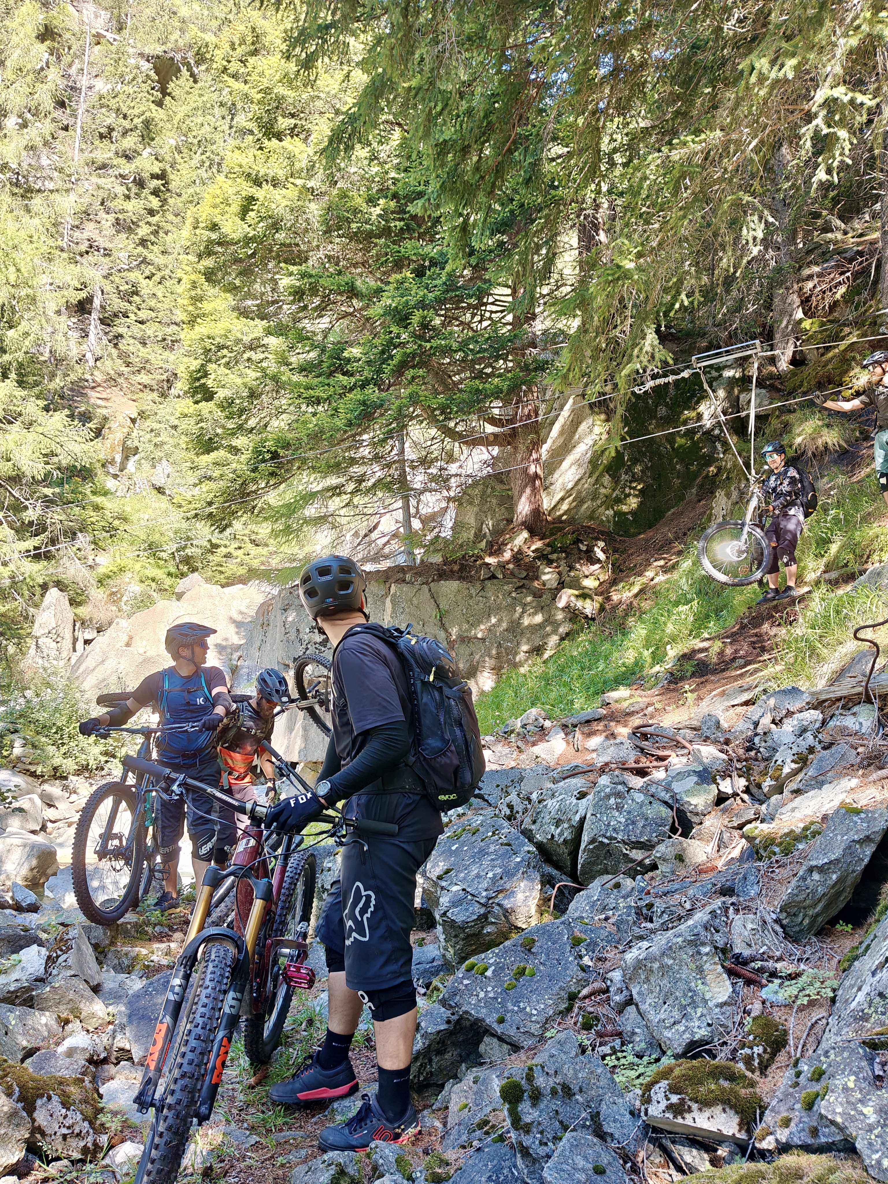 Gruppo di biker alla teleferica durante il Bernina Express Super Tec