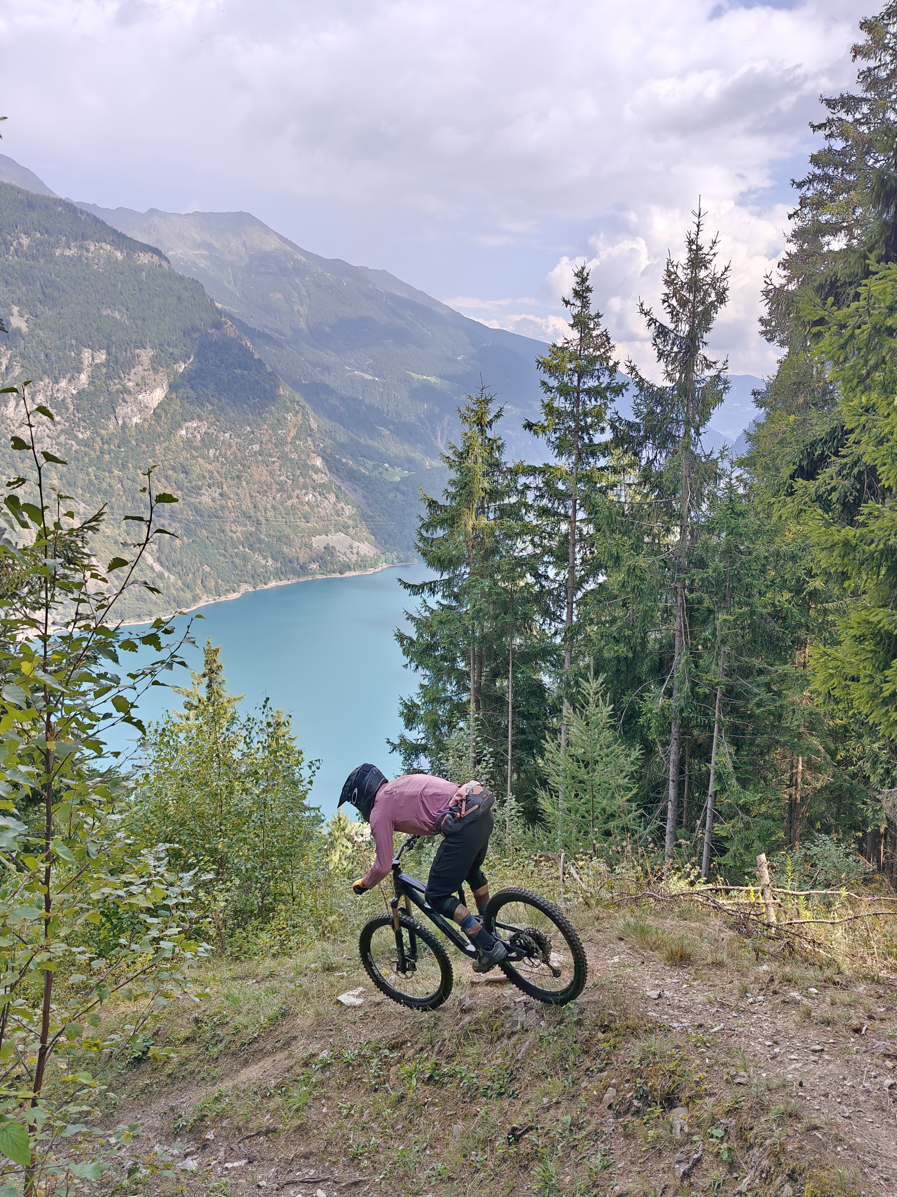 Mountain biker enduro con panorama sul Lago di Poschiavo