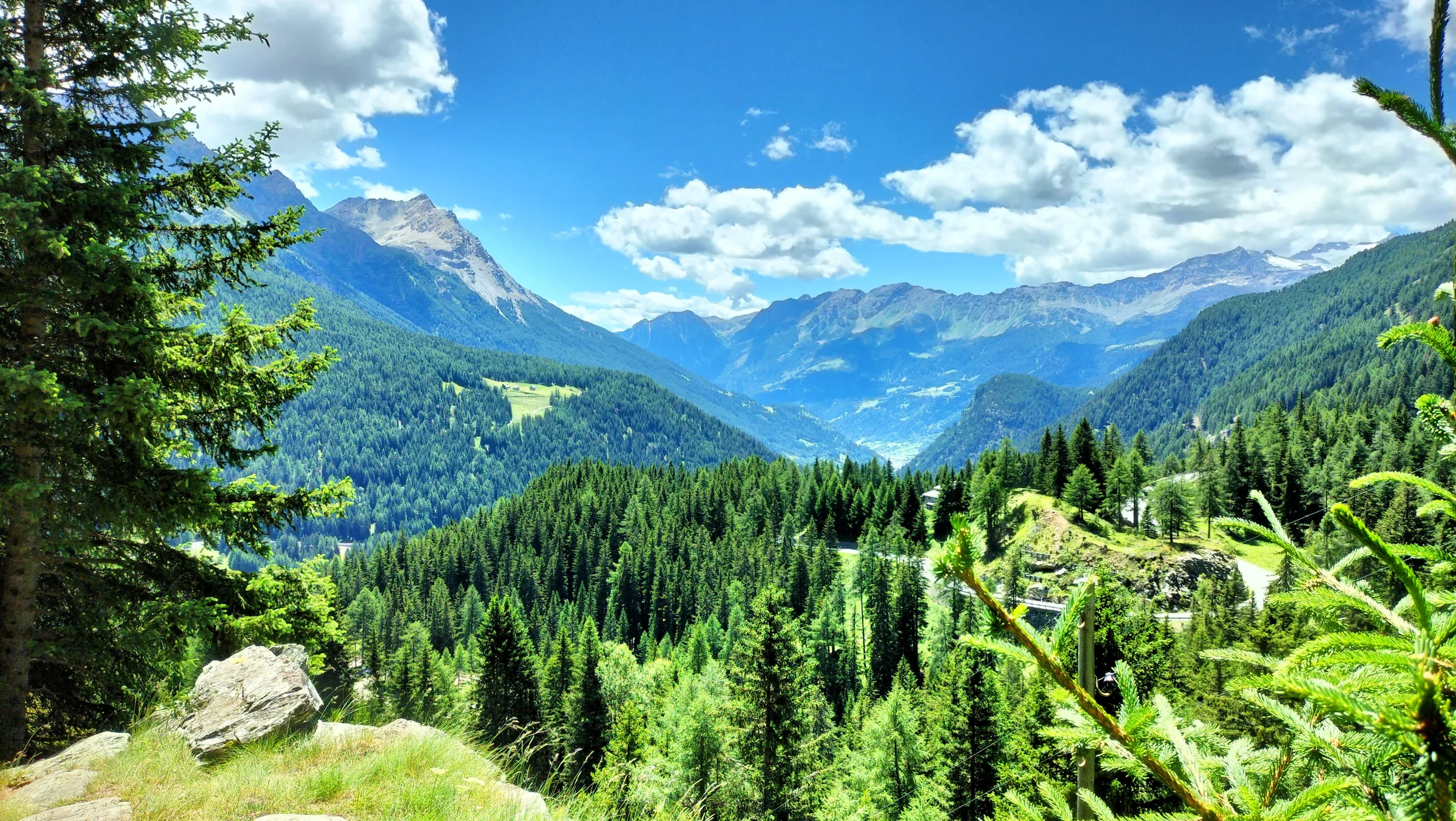 Mountainbiker in den Schweizer Alpen rund um Valposchiavo und Bernina